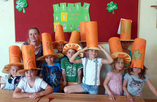 Englischcamp Volksschule Kids mit selbst gebastelten papierhüten