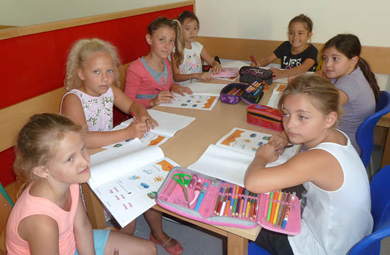 Kinder in der Klasse beim Englisch lernen