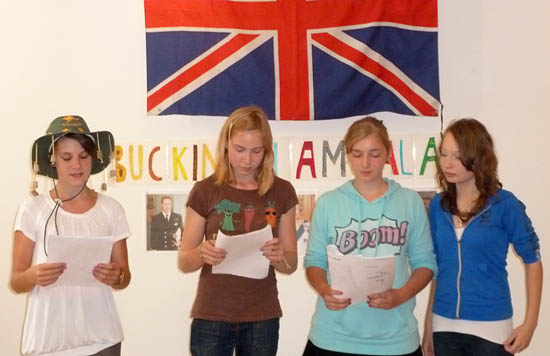 Kinder vor Britischer Fahne