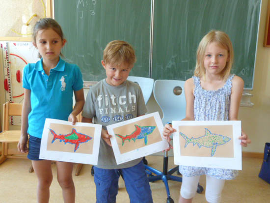 Kinder zeigen ihre Projektarbeit