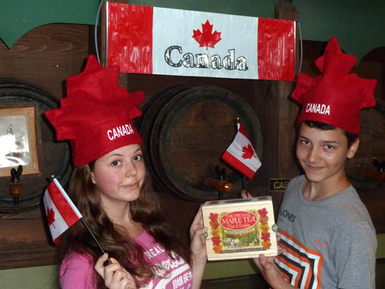Projektthema Kanada im General Store Kinder mit Fahne, Maple tea  